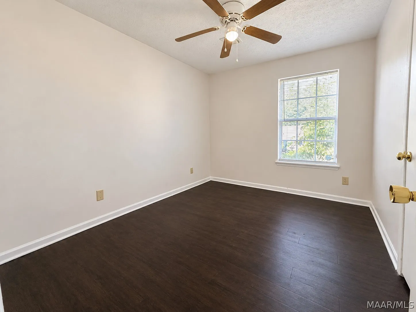 3 bed, 1.5 bath, 1088 sqft, $1,300 — Photo 2