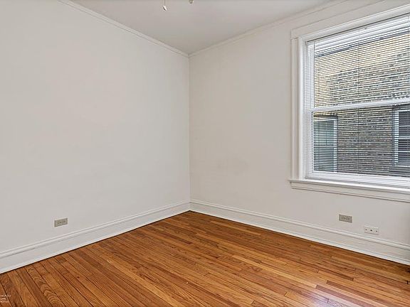 3rd image of 1540 W Rosemont Ave #3W