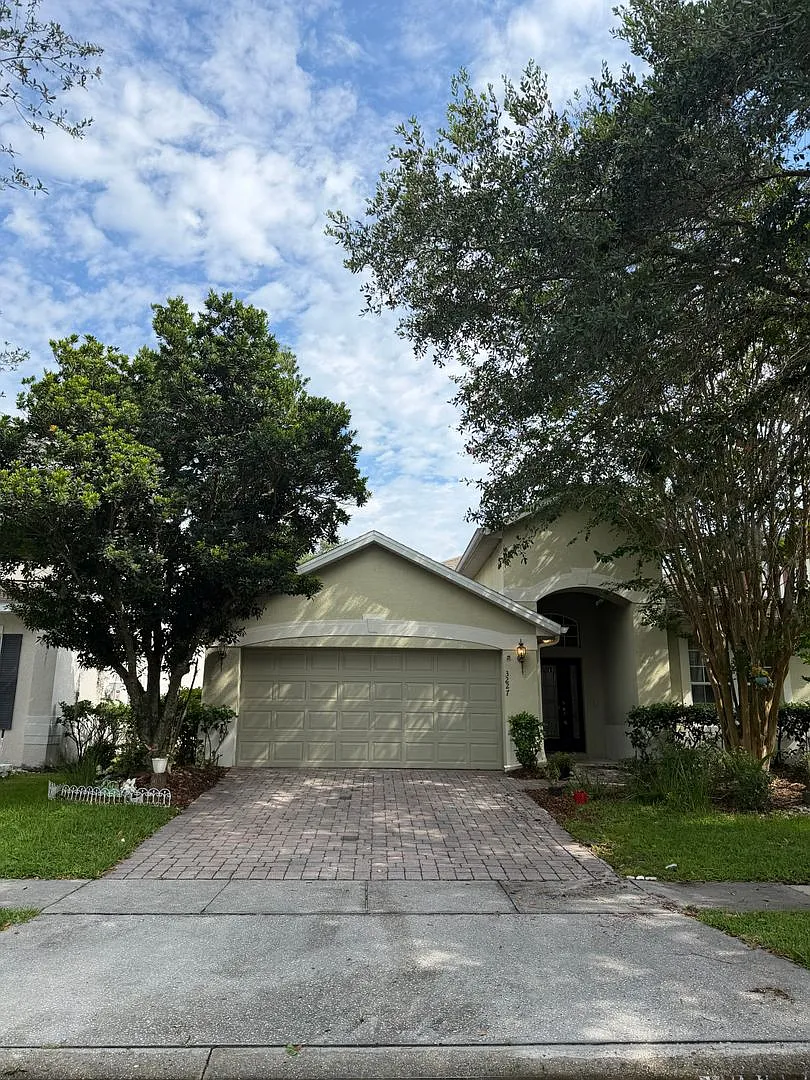 4 beds 2 baths single family house — Photo 2