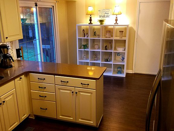 Hand-scraped, wide plank Per
