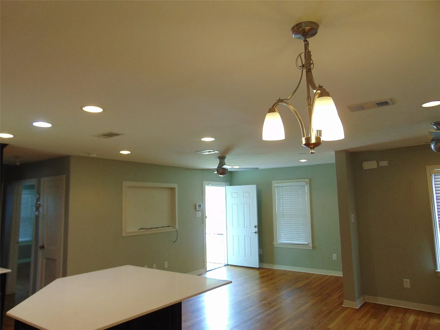 2 bed, 1.0 bath, 940 sqft, $2,650 — Photo 4