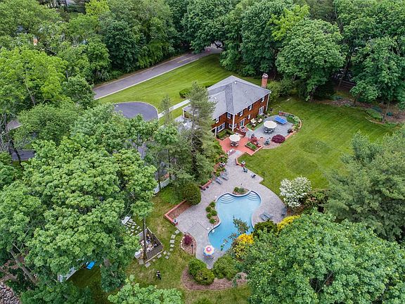 5th image of 1 Wood Hollow Ln