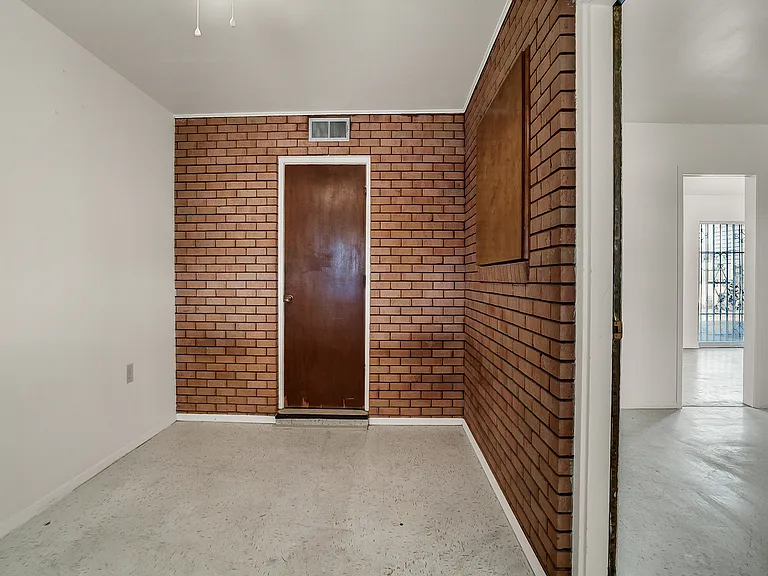 213 Clairemont Dr — Photo 9