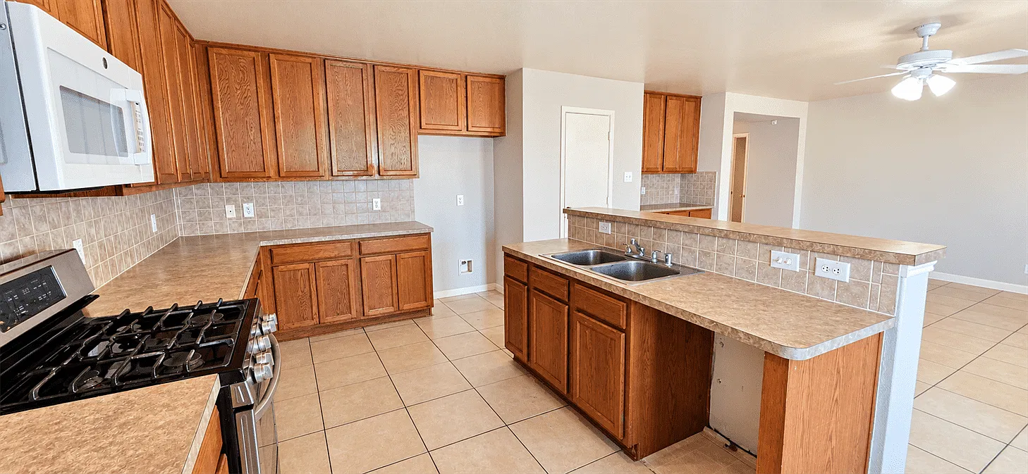 6 bed, 3271 sqft, $2,700 — Photo 2