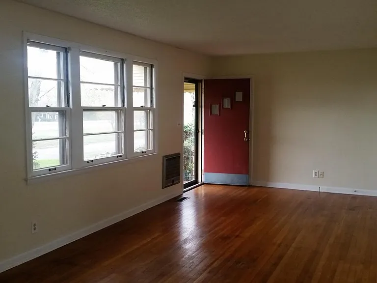 4005 Mem Pkwy N — Photo 2
