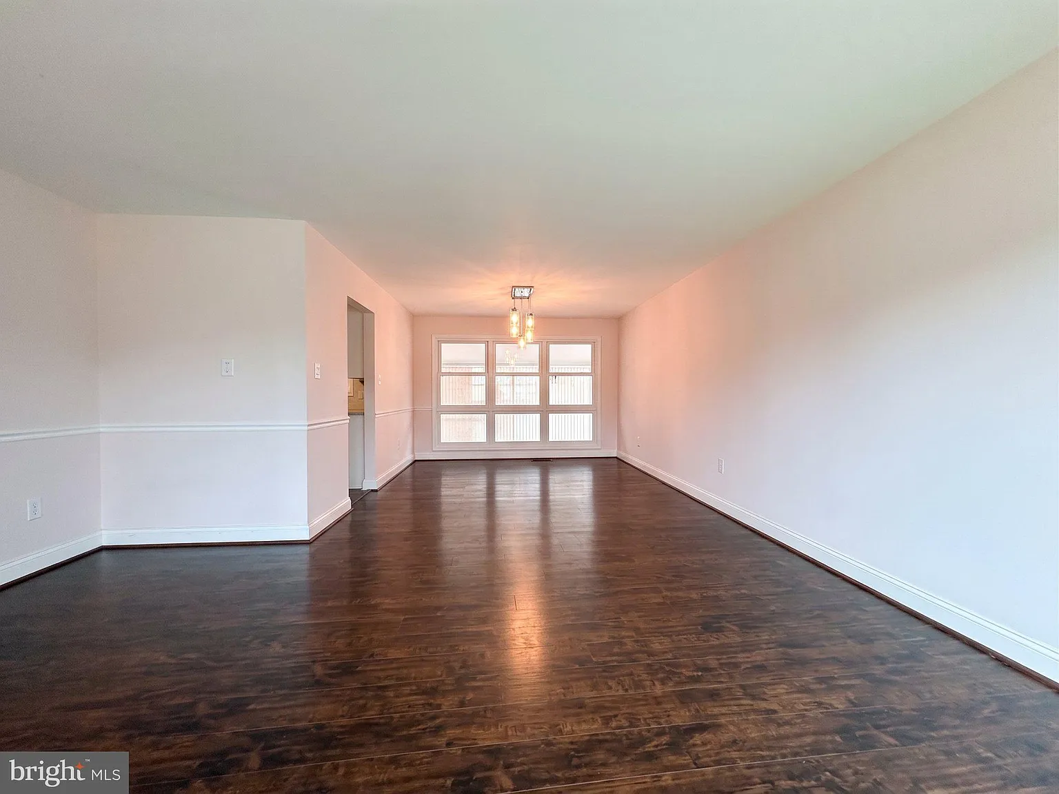 5 bed, 2.5 bath, 2600 sqft, $3,590 — Photo 2