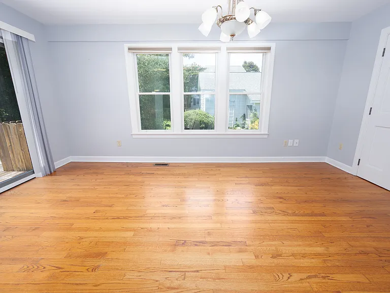 104 Dorchester Ln — Photo 13