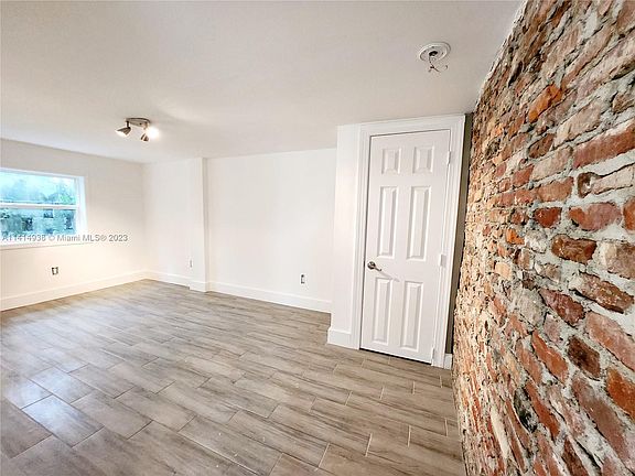 5th image of 1212 Middle St #3