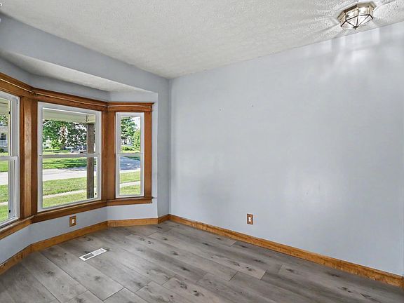 5th image of 216 W Laurel St