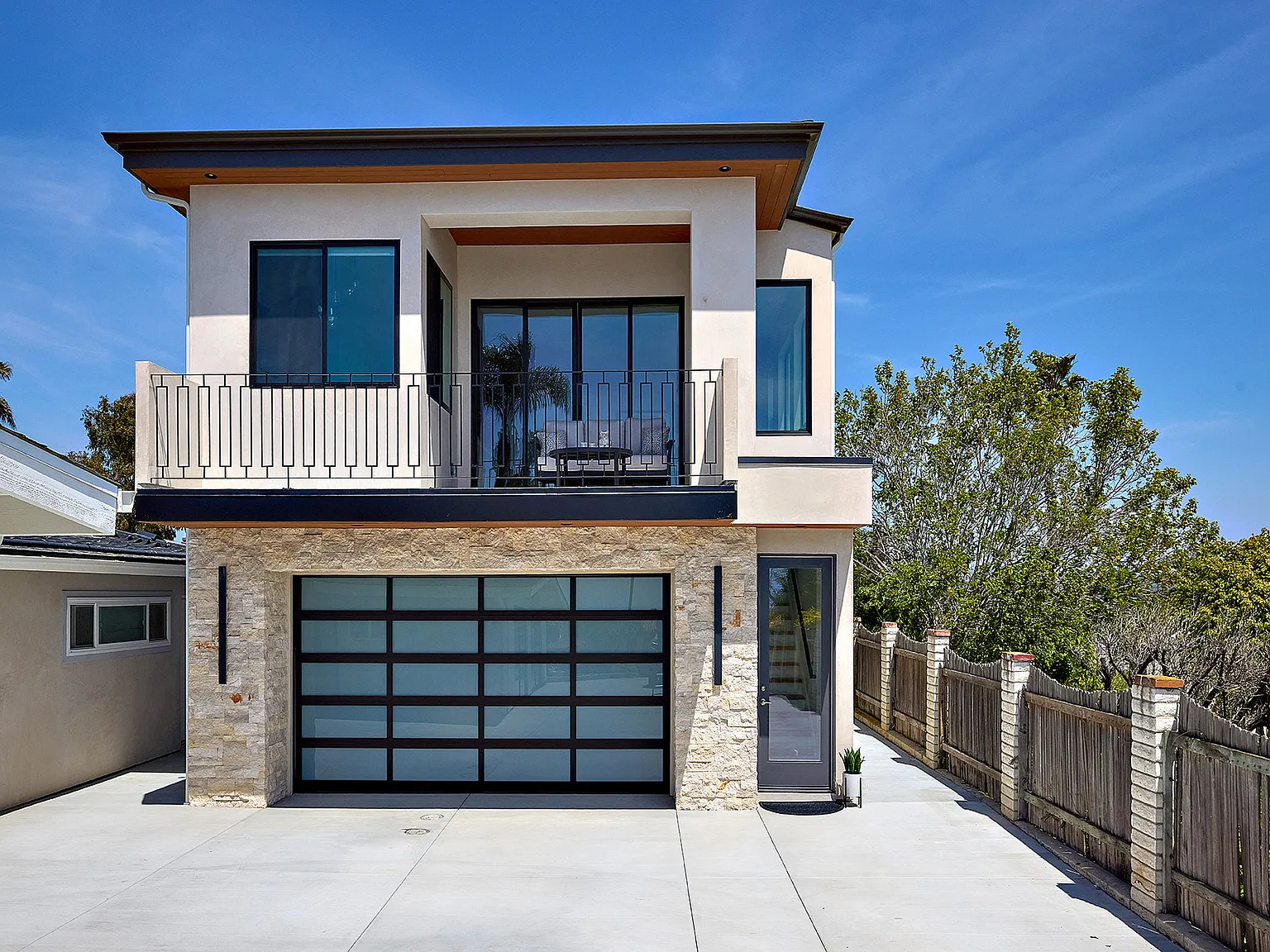 2 bed, 1200 sqft, $5,999 — Photo 3