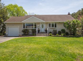 3 Haven Ln, Old Bethpage, NY 11804