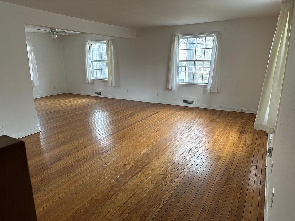LR / DR From Entry Ground Floor
ALCOVE Dining With Ceiling Fan