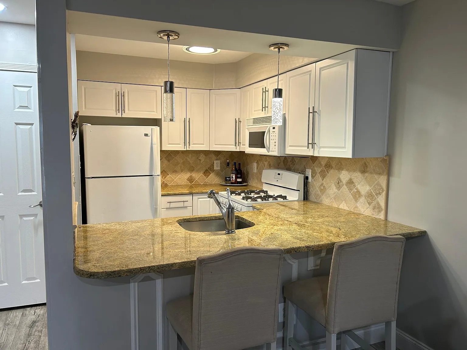2 bed, 1.5 bath, 880 sqft, $1,750 — Photo 3