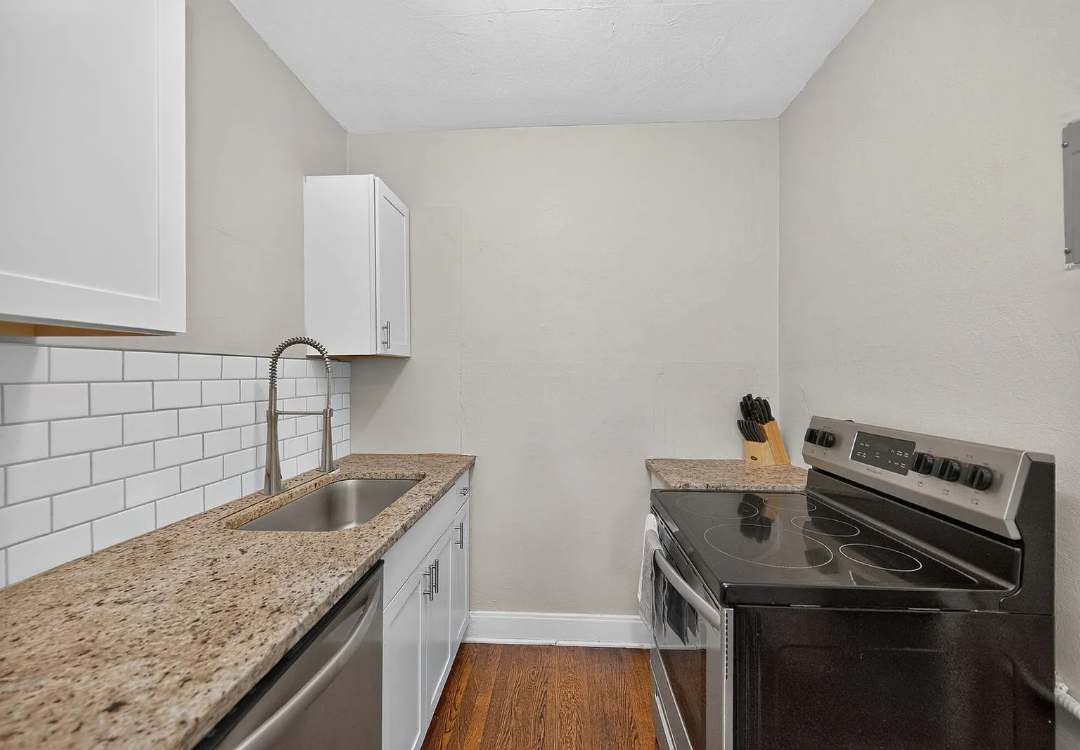 1 bed, 1.0 bath, $899 — Photo 2