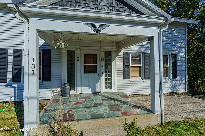 4th image of 131 Tomhannock Road