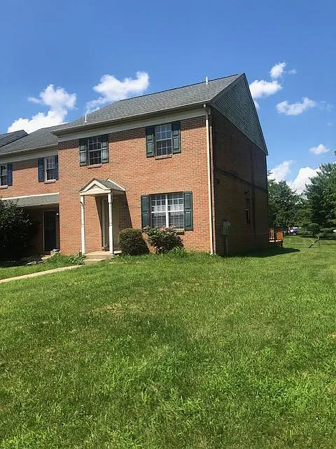 3 bed, 2.5 bath, 1536 sqft, $1,975 — Photo 2