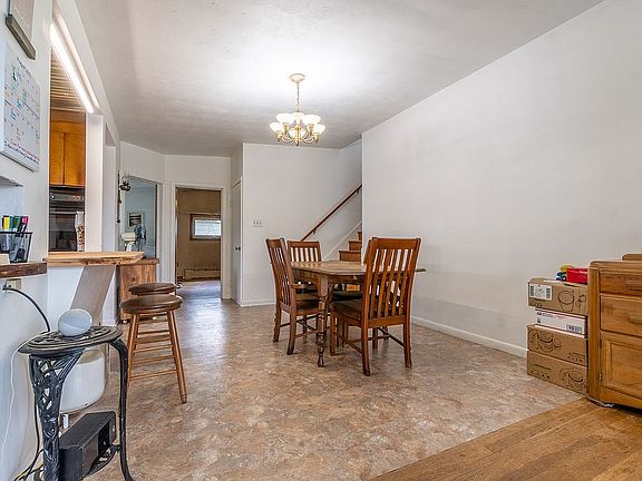 5th image of 227 Churchill St