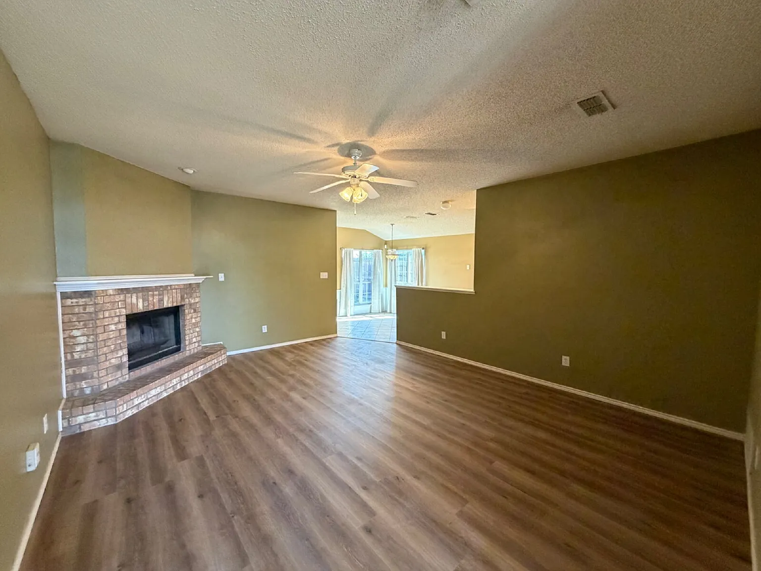 3 bed, 2.0 bath, 1634 sqft, $1,550 — Photo 3