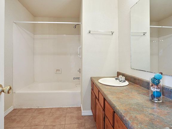 4th image of 1726 Montbatten Dr