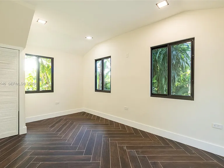 10901 NE 3rd Ave — Photo 17
