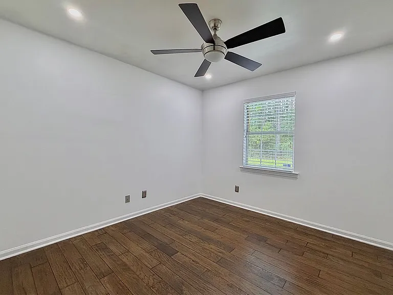 337 NE Sheila Dr — Photo 26
