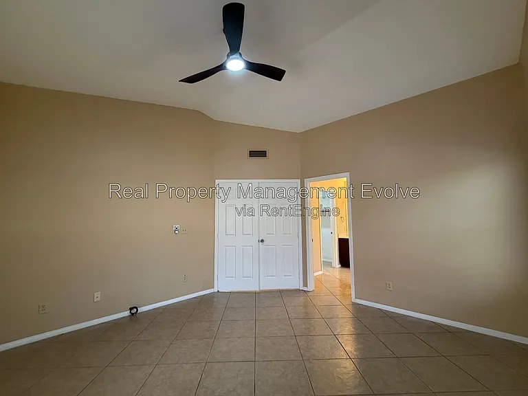 7568 W Kerry Ln — Photo 14