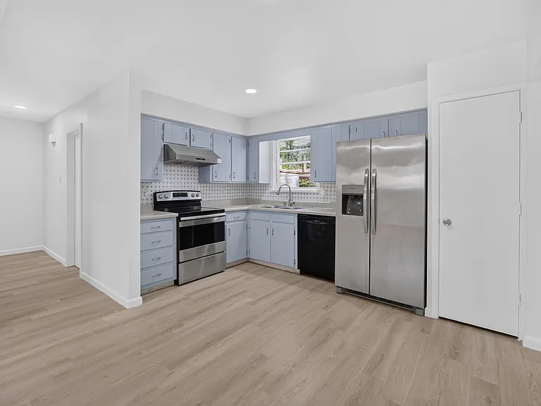 2210 Sycamore Dr — Photo 5