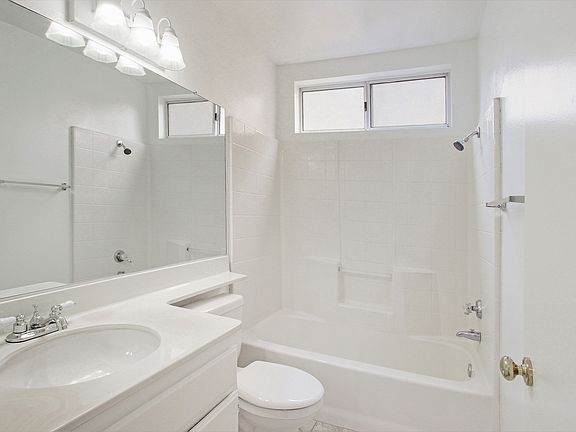 4th image of 15332 Lantern Ln