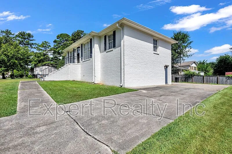 3 bed, 2.5 bath, 1306 sqft, $1,900 — Photo 4