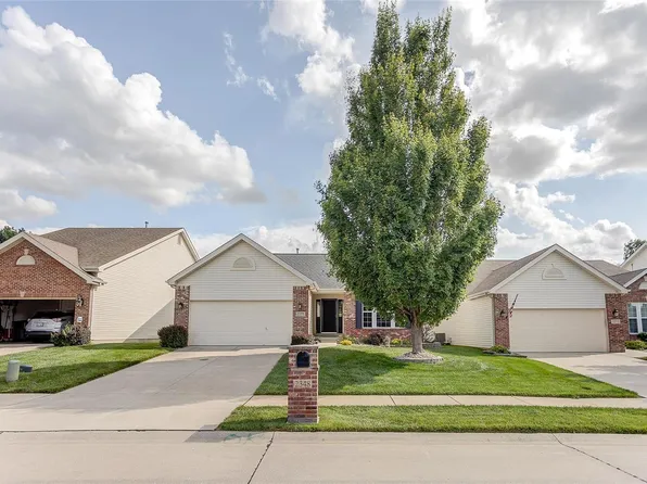 2348 Fourlakes Dr, Belleville, IL 62220