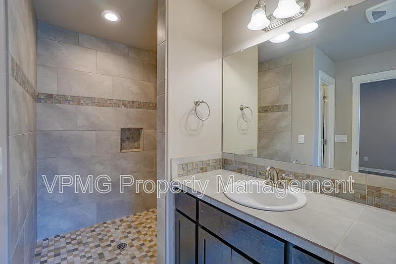 4 bed, 2.5 bath, 2028 sqft, $3,495 — Photo 4