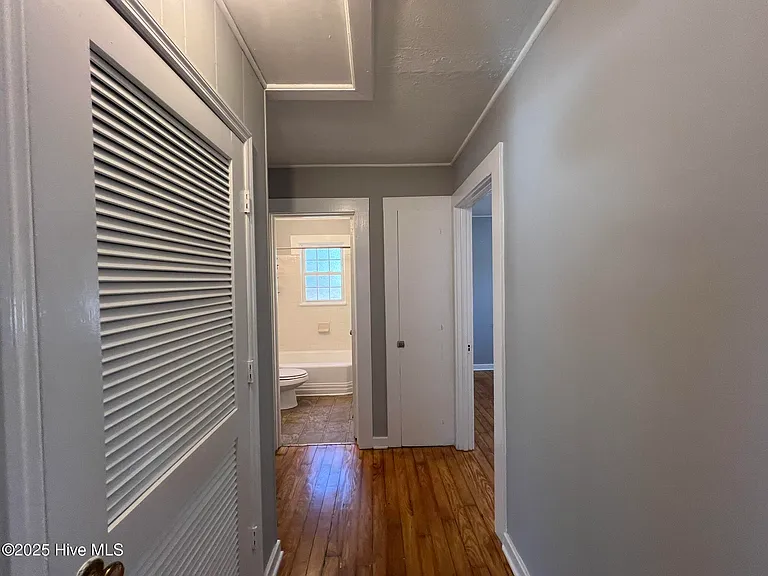 402 Sanborn St — Photo 9