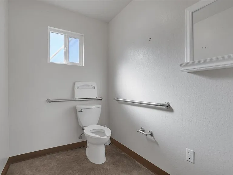 490 E L St — Photo 14