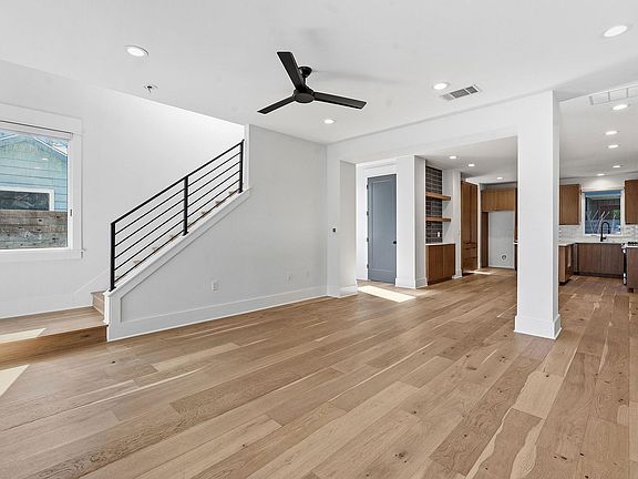 3rd image of 2921 Lyons Rd #1