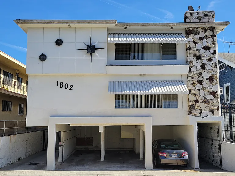 1802 N Wilton Pl — Photo 1