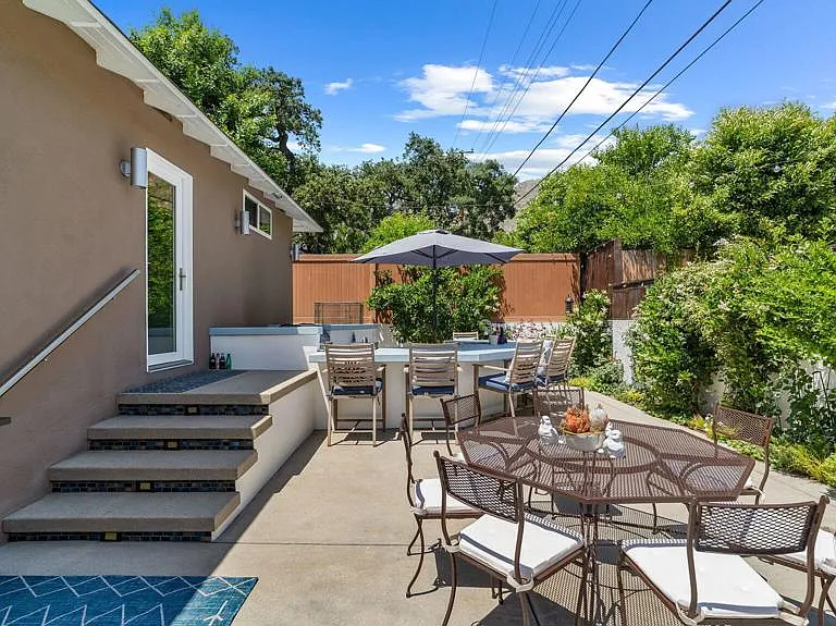 2030 N Altadena Dr — Photo 39