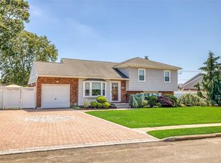 495 Grenadon Ln, North Babylon, NY 11703