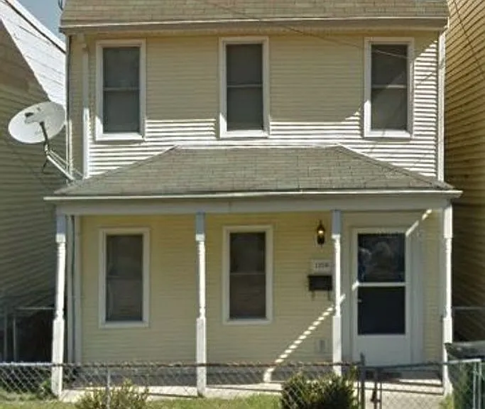 1208 W Clay St — Photo 1