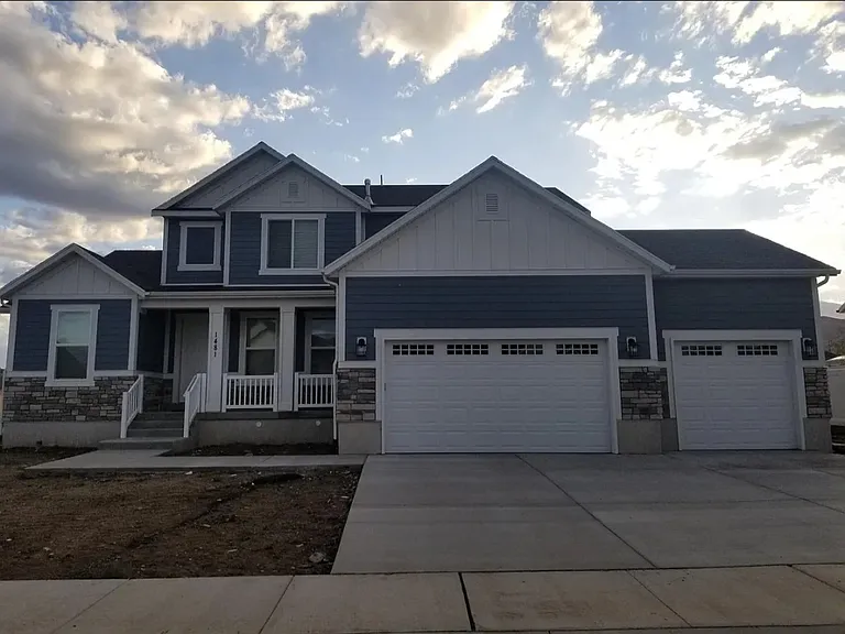 1481 N Arcadia Dr — Photo 1