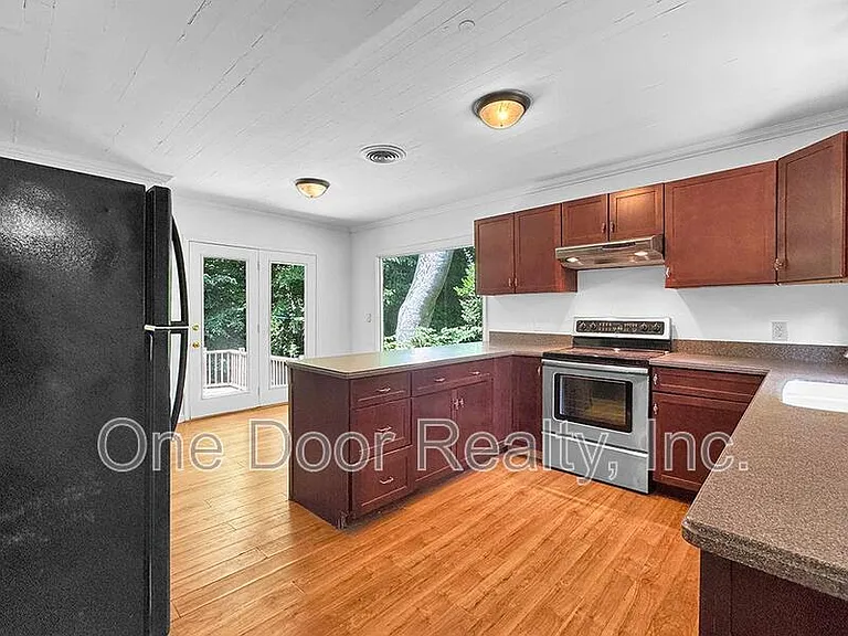 712 Powell St — Photo 10