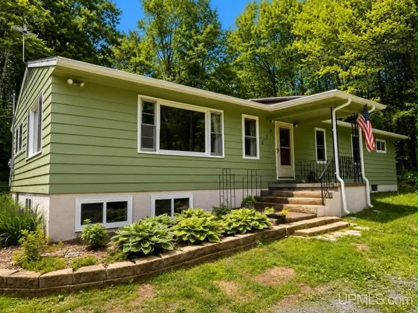2393 Center St, Marquette, MI 49855