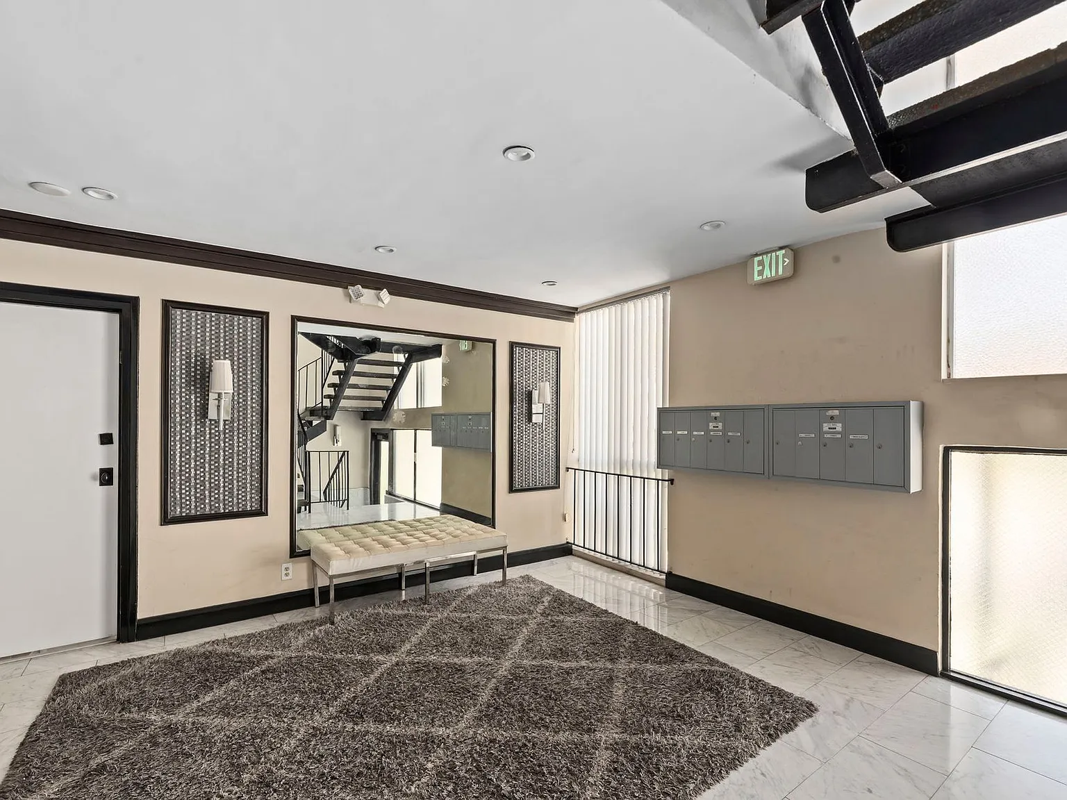 212 S Arnaz Dr — Photo 4