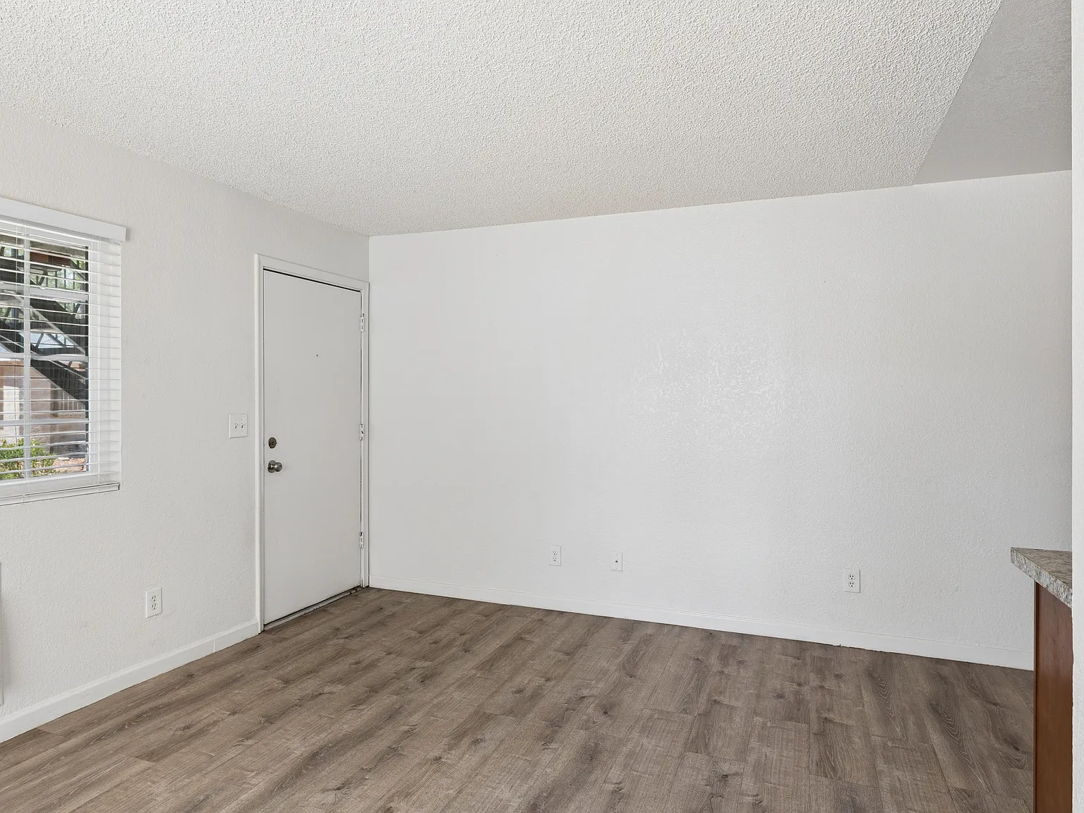 Studio, 400 sqft, $699 — Photo 1
