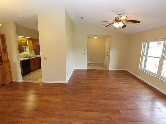 5th image of 2820 Pineridge Cir