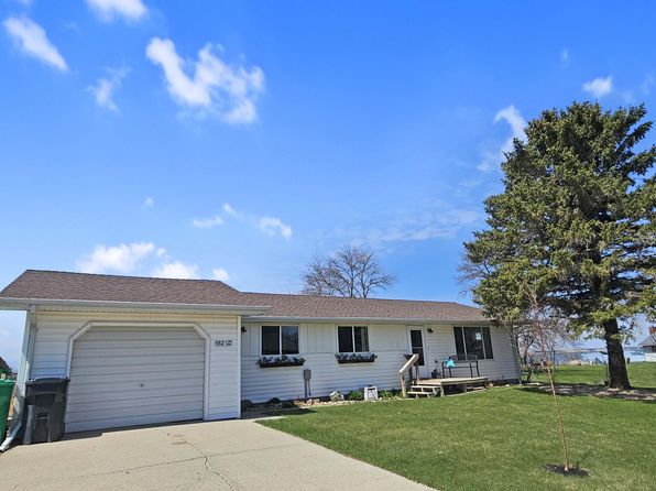 182 E Lake Dr, Lake Poinsett, SD 57234
