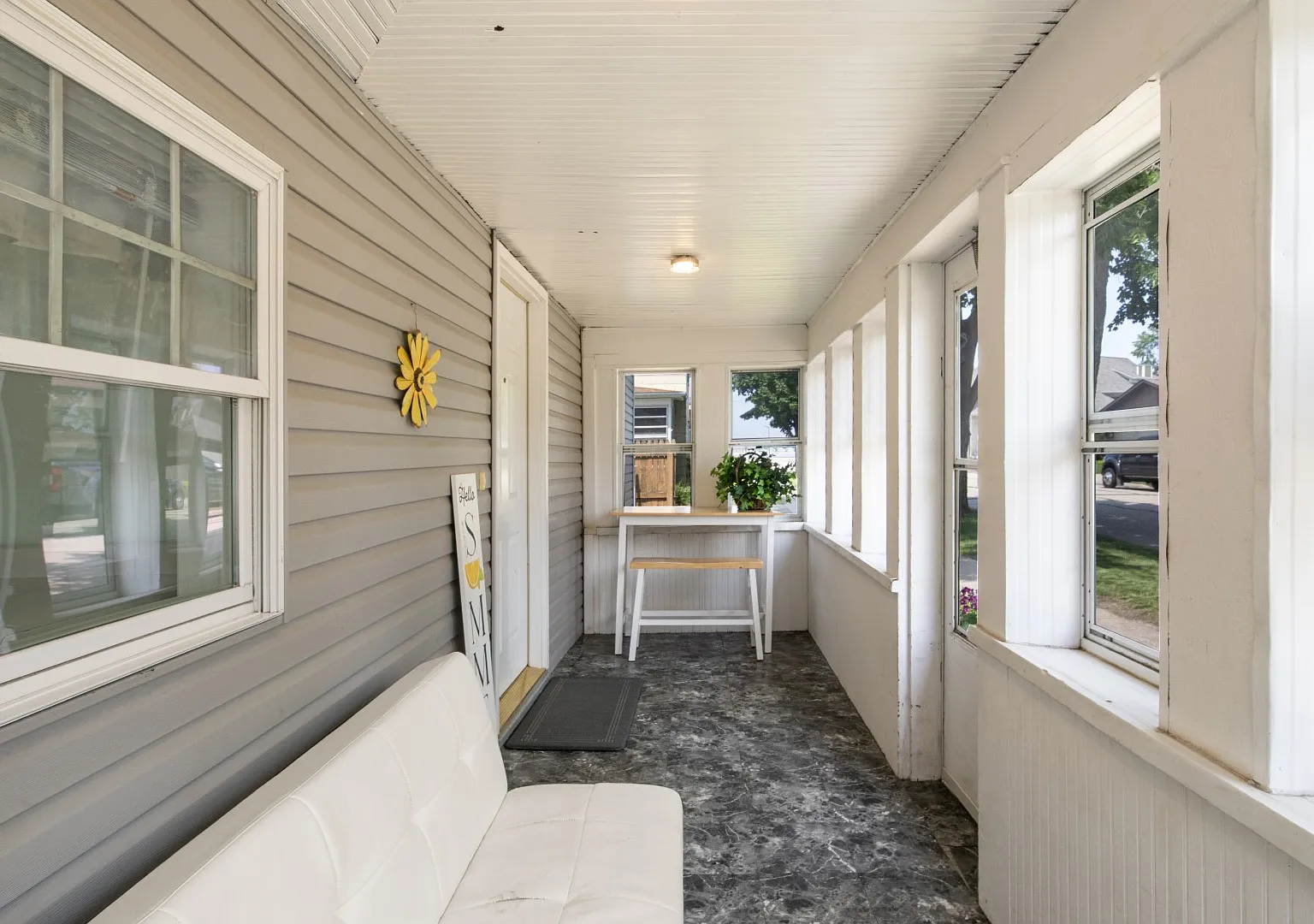 3 bed, 1080 sqft, $2,200 — Photo 3
