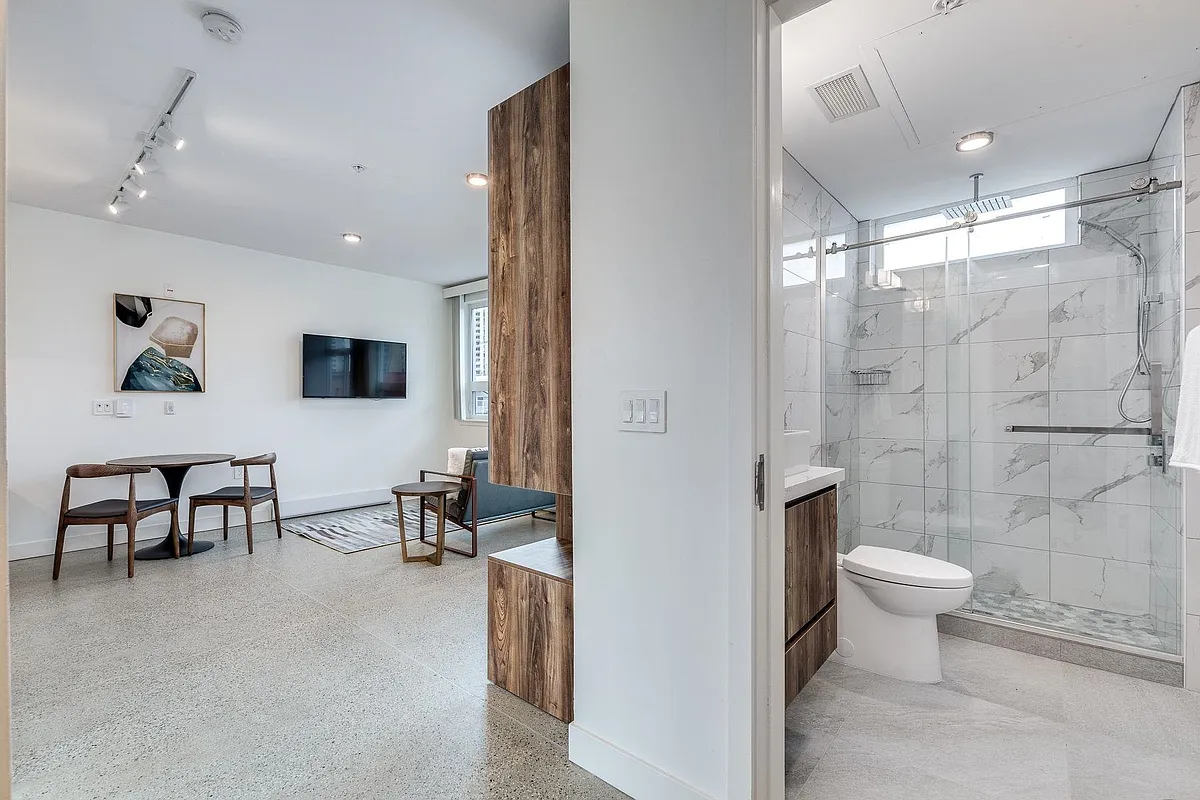 Building Photo - 1170 Barclay St #303