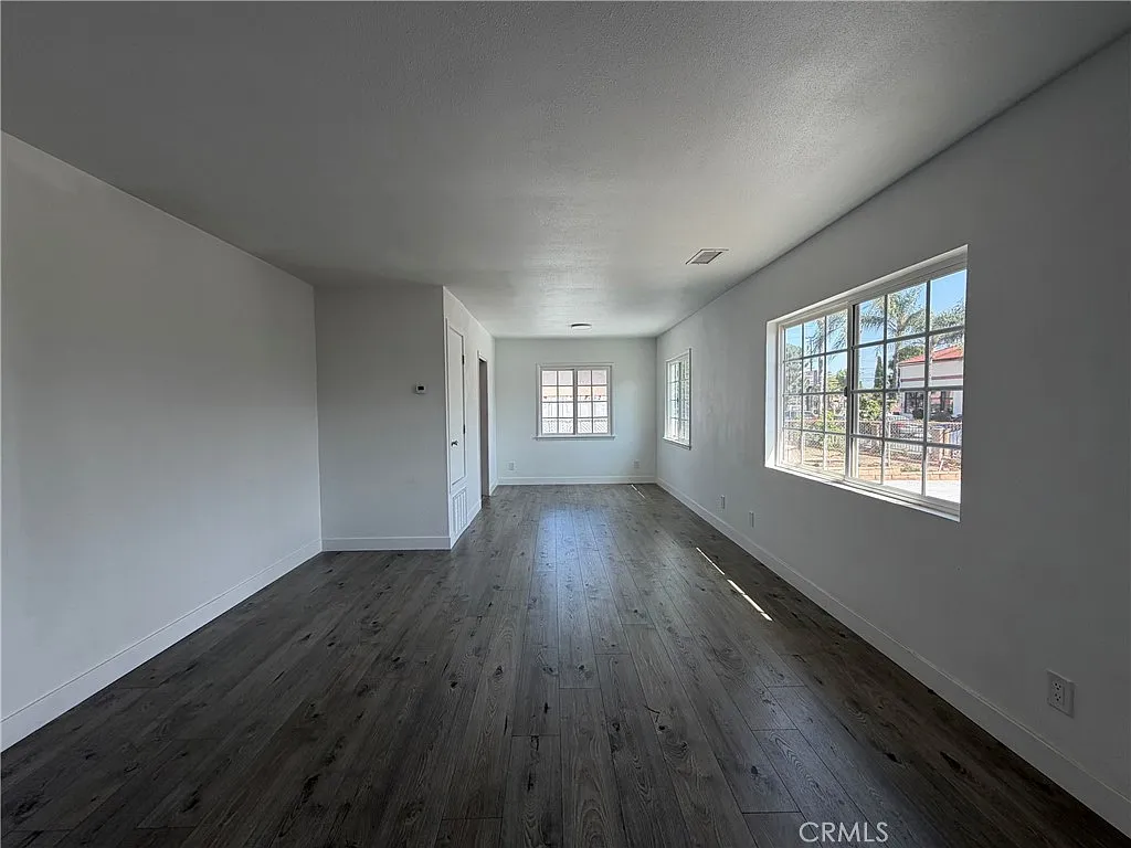3 bed, 1156 sqft, $3,200 — Photo 4