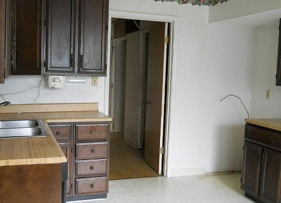 3rd image of 733 Lakeland Dr