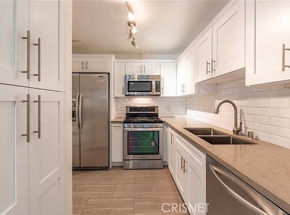 2nd image of 22121 Burbank Blvd Unit 1